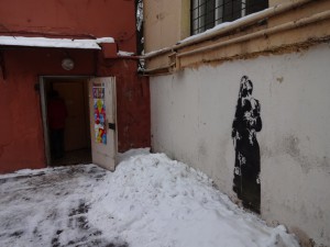 На входе в "Мир Искусства" обнаружена "женщина в черном" :-)